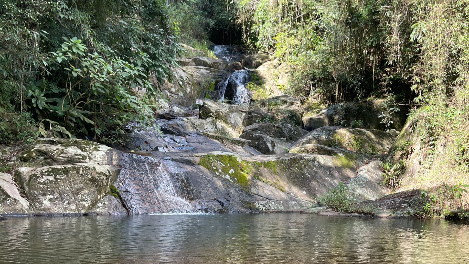 Cachoeira do sítio sobre as pedras, formando uma piscina natural